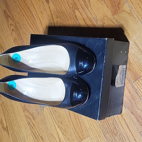 Chanel cap toe pumps in black size 38 - Picture 1 of 4